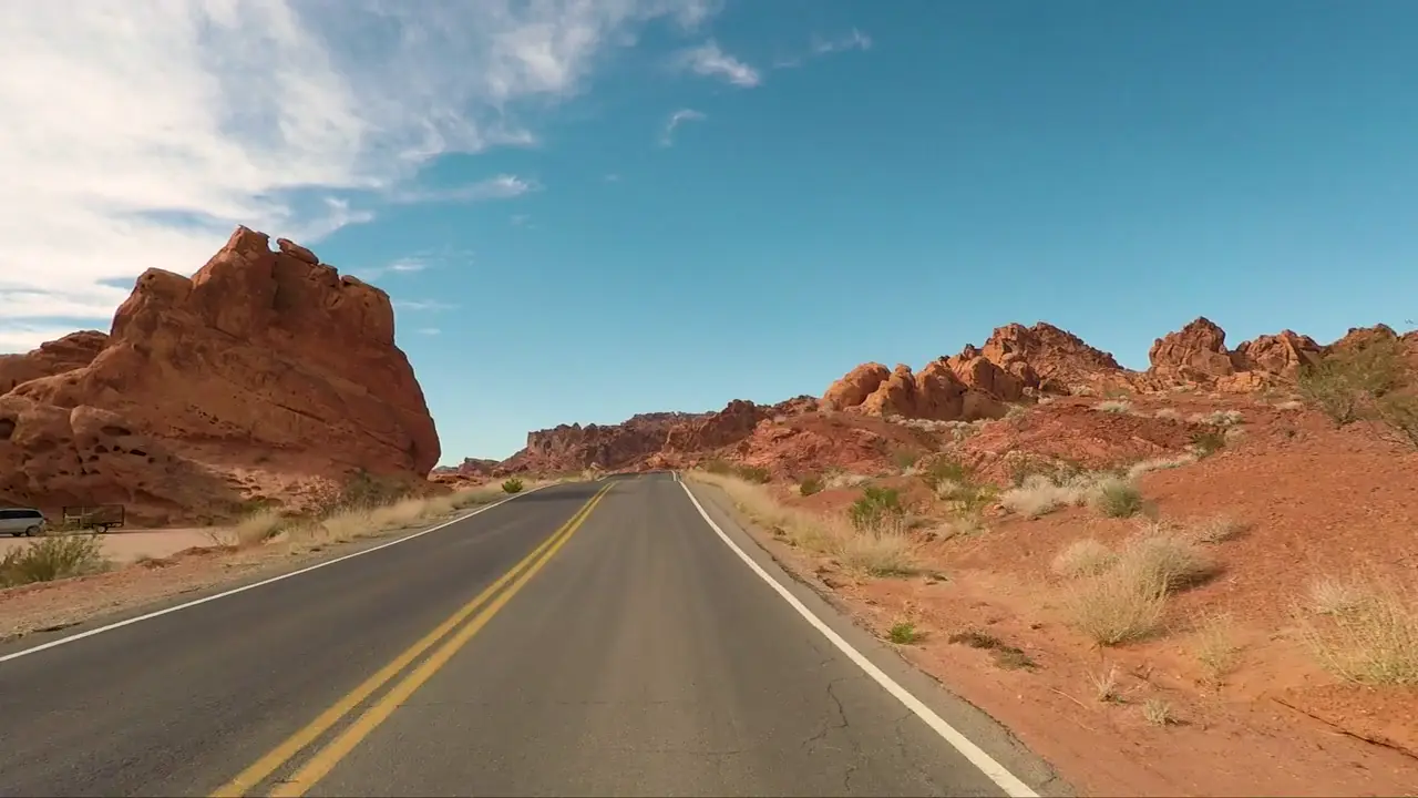 Una strada nel deserto verso l’orizzonte