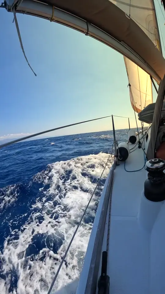 La prua di una barca a vela in navigazione